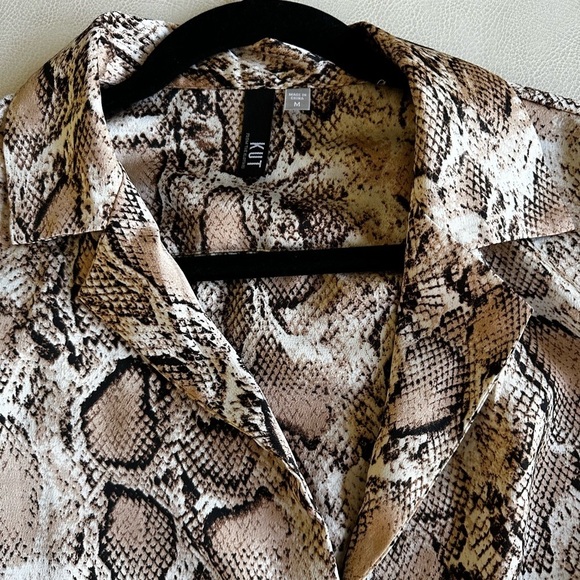 Kut from the Kloth Animal Print Blouse Wrap Tie shirt size medium - Picture 2 of 8